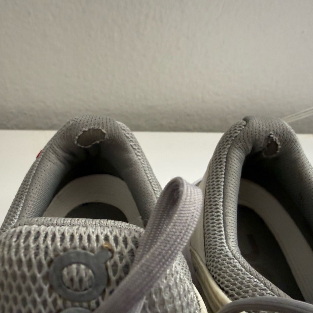 On Running women size 10
Gray Athletic Shoes - Picture 6 of 9